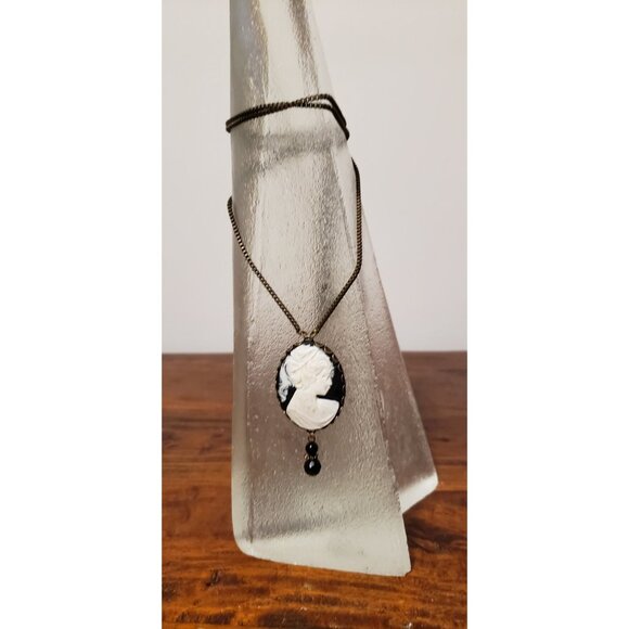 Vintage White Lady Cameo Necklace Black Backdrop Framed Cameo - Picture 4 of 10